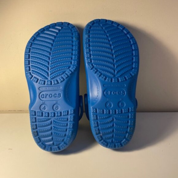Bright Blue Classic Crocs Size 6 New - Picture 2 of 5